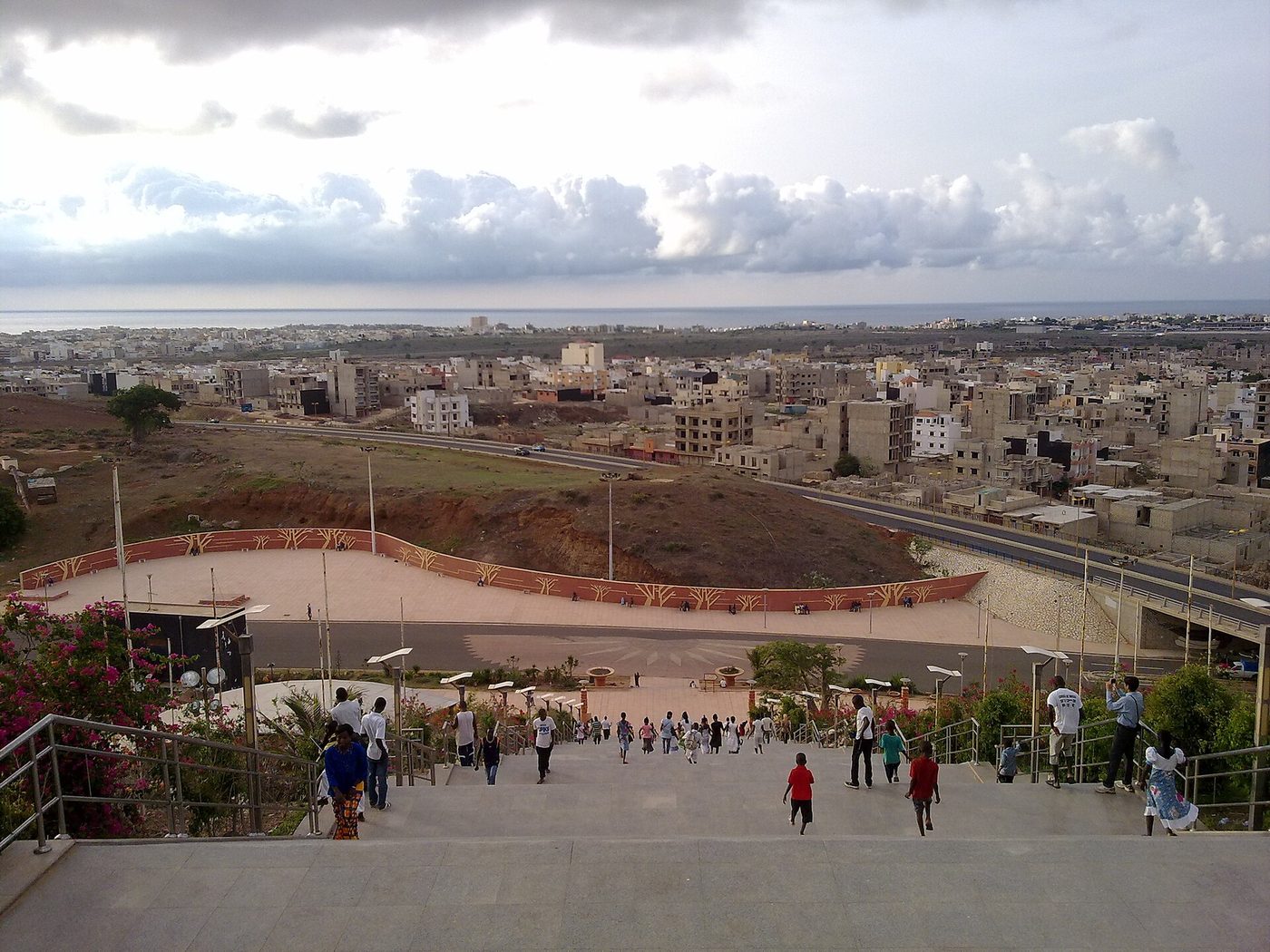 Au pieds du monument de la renaissance africaine, Senegal